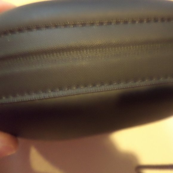 76 Zippered Black Box - Egg Shaped - Great Condition. - Picture 2 of 6